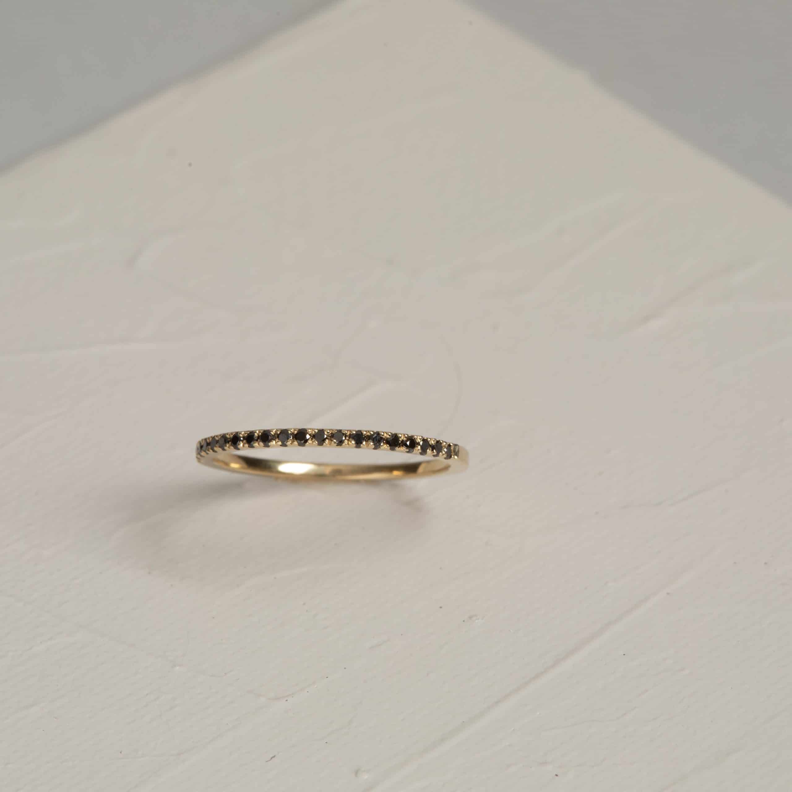 טבעת גן נעול - יהלומים שחורים טבעת זהב 14 קראט משובצת יהלומים שחורים בעבודת יד