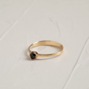 טבעת המדבר - יהלומים שחורים טבעת זהב 14 קראט משובצת יהלומים שחורים בעבודת יד