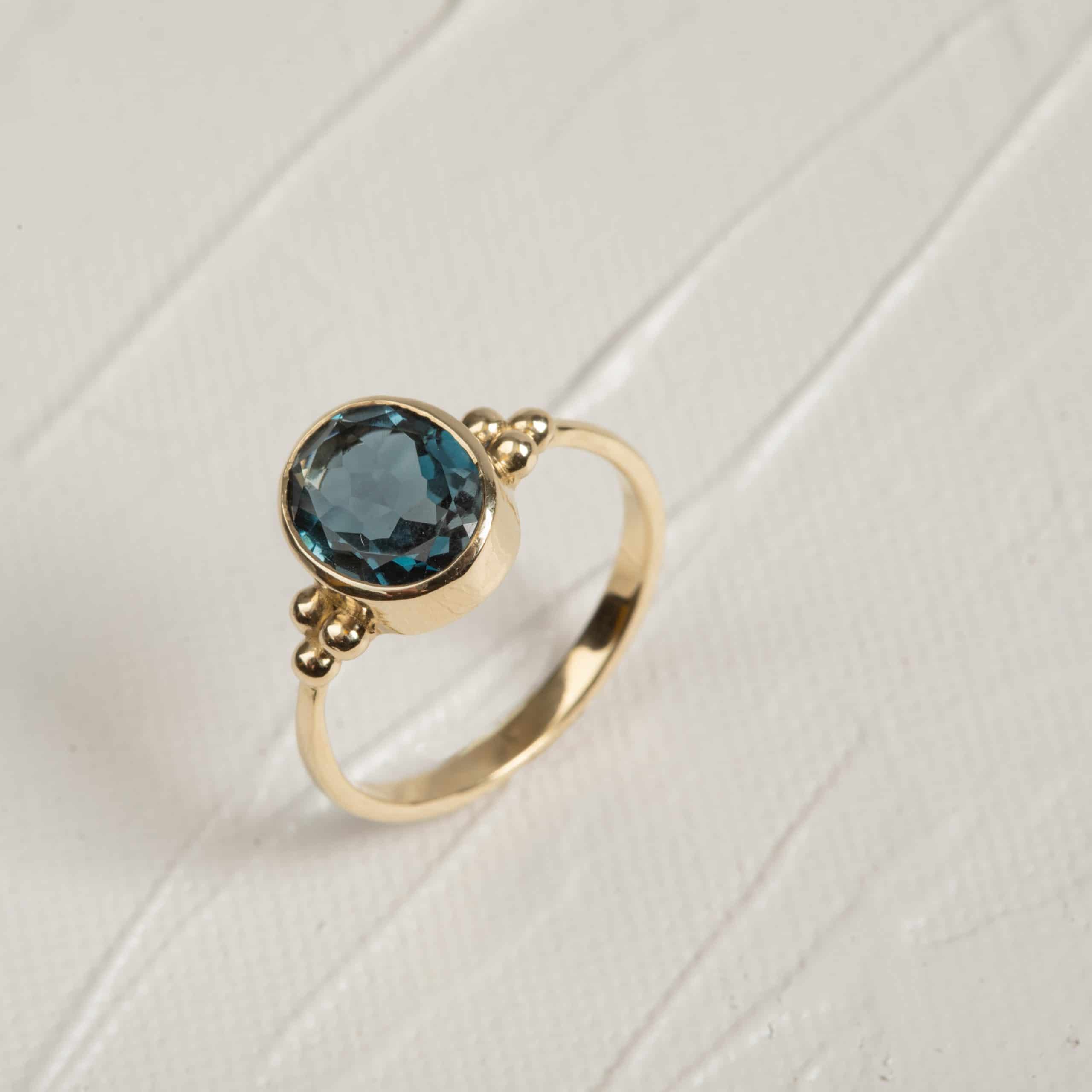 טבעת עלמות בלו טופז לונדון טבעת זהב 14 קראט משובצת בלו טופז בעבודת יד
