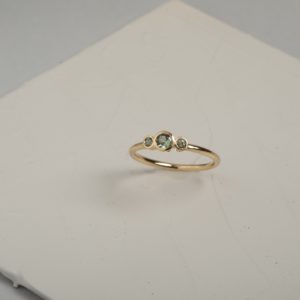 טבעת שני ספירים ירוקים טבעת זהב 14 קראט משובצת ספיר ירוק בעבודת יד